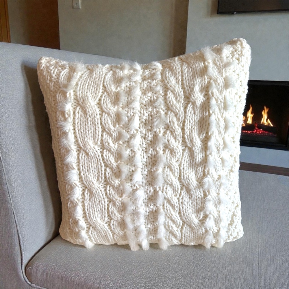 POTTERY BARN Chunky Cable
Knit Faux Fur Throw
Pillow Cover 24"ร24"
